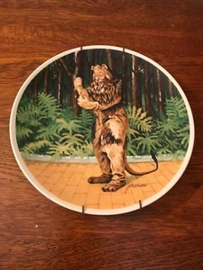 Wizard of Oz - The Cowardly Lion (EUC) Knowles Plates Plate Hanger included - Picture 1 of 2