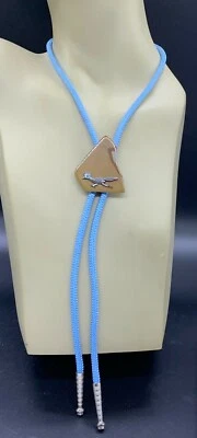 Collar con corbata Roadrunner de piedra pulida ágata tono plata Road Runner Foto 1 de 4