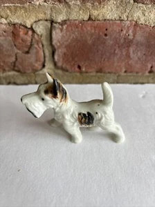 Statuina cane maculato marrone e nero porcellana ceramica bianca terrier vintage 2,5”L - Foto 1 di 6
