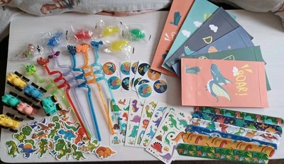 6 bolsas de fiesta llenas de dinosaurios - 6 artículos de dinosaurios por bolsa - MENOS DE £3.50 POR BOLSA Foto 1 de 4