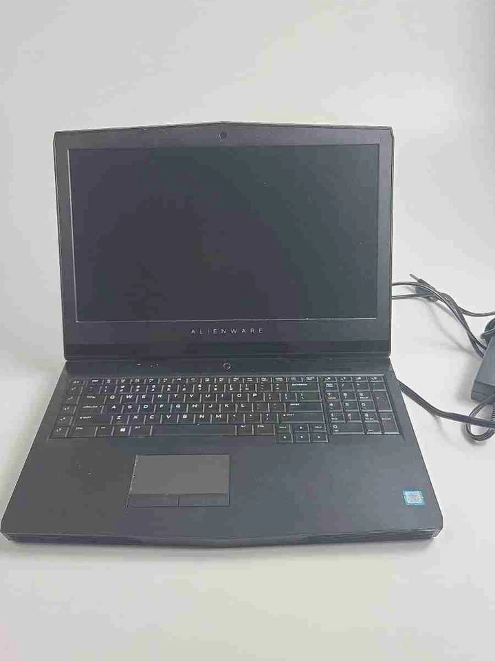 Portátil para juegos Alienware 17 R4 I7-7700HQ 2,8 GHz 16 GB RAM - DISCO DURO de 250 GB Foto 1 de 4