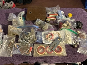 Lotto ricambi flipper gomme ferramenta pinne oggetti misti usati nuovi Williams Ballys - Foto 1 di 11