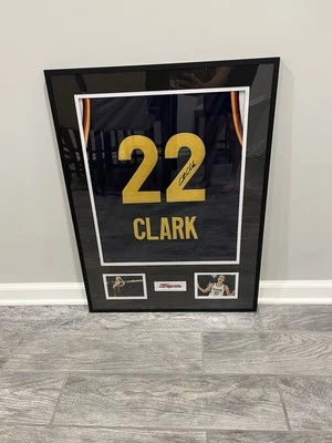 Camiseta deportiva Caitlin Clark facsímil autografiada enmarcada Indiana Fever Foto 1 de 3