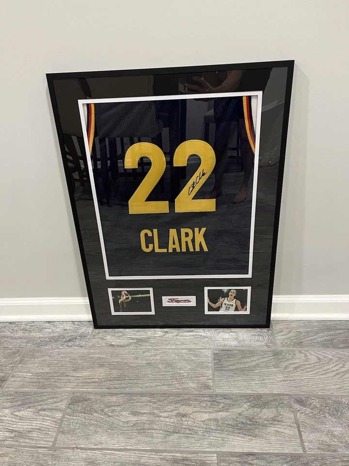 Camiseta deportiva Caitlin Clark facsímil autografiada enmarcada Indiana Fever Foto 1 de 3