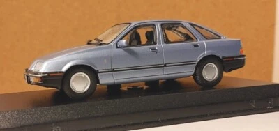 EDICOLA 1:43 Ford Sierra Ghia con basetta e vetrinetta die-cast - Immagine 1 di 4