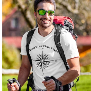 Make Your Own Path T-Shirt. Cooles Kompass Design für Abenteurer und mehr - Bild 1 von 20