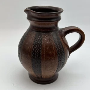 Jarra pequeña de cerámica de estudio tallada a mano detalle aspecto de cuero 4,5 pulgadas de alto - Imagen 1 de 9