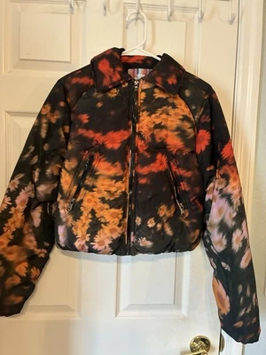 Jaqueta URBAN OUTFITTERS Cropped Puffer Feminina X Pequena Preta Floral Bolsos Zíper - Imagem 1 de 4