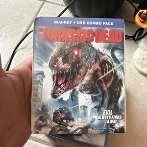The Jurassic Dead Blu-Ray + DVD Combo Pack Dinosaurier Zombie Brandneu mit Schuber - Bild 1 von 3