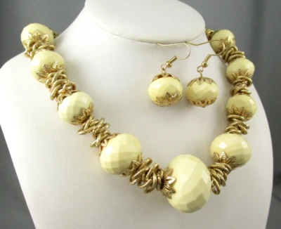 Conjunto de pendientes collar de metal tono dorado cuentas de plástico crema facetadas graduadas 5293 Foto 1 de 4