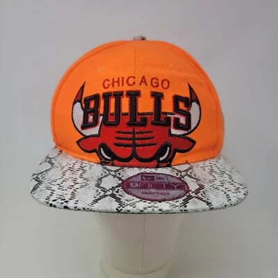 Sombrero Chicago Bulls Para Hombres New Era 9FIFTY NBA SnapBack Gris Naranja Piel de Serpiente Foto 1 de 4