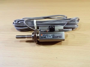 SMC NCDJPB10-025D-90LS CILINDRO PNEUMATICO ARIA COMPATTO SENSORE ASSEMBLAGGIO OEM D-90 - Foto 1 di 8