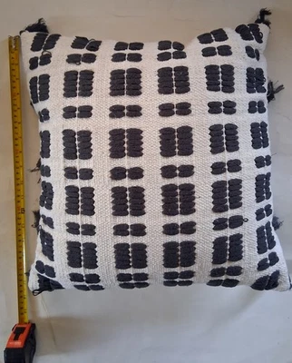 Almohada de peinado (cuadrados negros y fondo blanco) usada  Foto 1 de 2