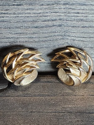 Pendientes Trifari Corona Firmados Vintage Clip En Pluma Llama Tono Dorado Texturizados Foto 1 de 4