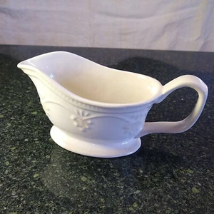 The Pioneer Woman Granja Encaje Gravy Barco Gres en Relieve Marfil Off White - Imagen 1 de 5