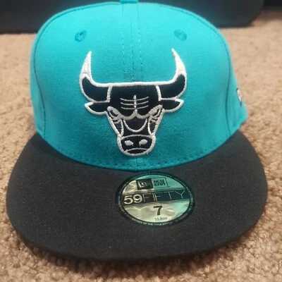 Chicago Bulls NEW ERA 59Fifty NBA Juvenil Sombrero Ajustado Talla 7 Azul Aqua Negro  Foto 1 de 4