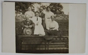 Unbekannte Gruppe, evtl. eine Familie auf Echtfoto-Postkarte. Adressiert und unverpostet. - Bild 1 von 2