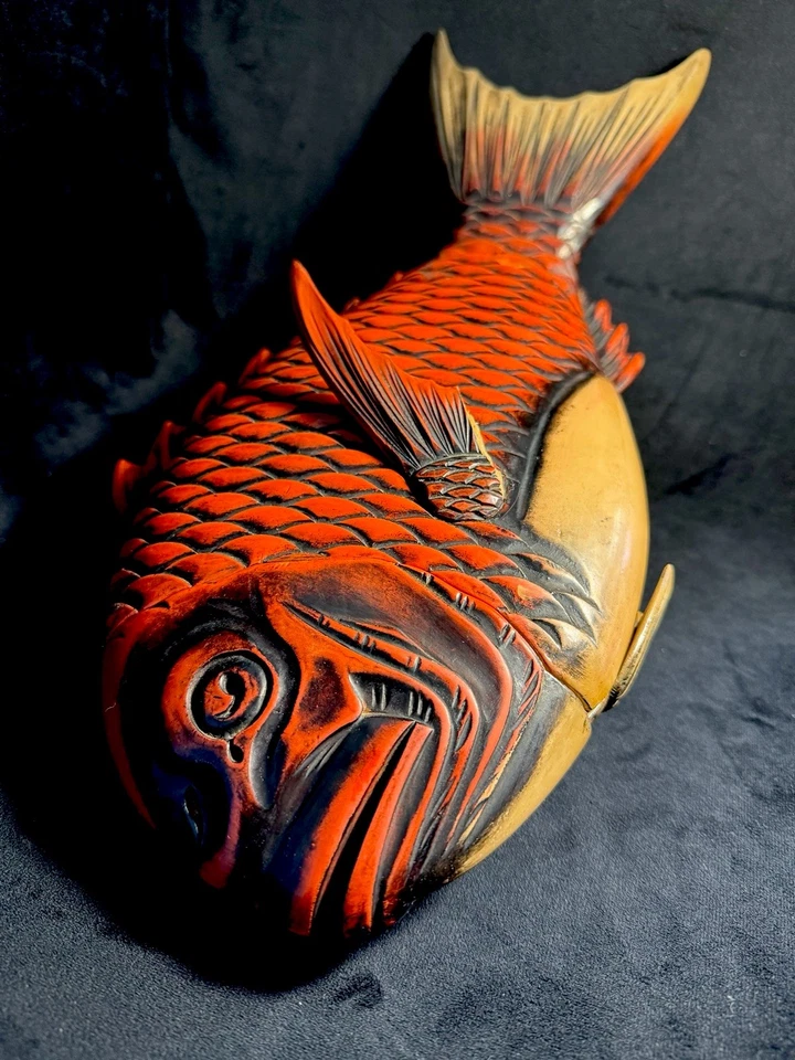 Bandeja Takaoka vintage negra y roja japonesa con tapa de pescado tai dorada Foto 1 de 4