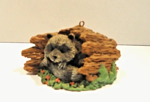 Vintage schlafender Waschbär im Baumstamm Weihnachtsschmuck DCI 1994 - Bild 1 von 4