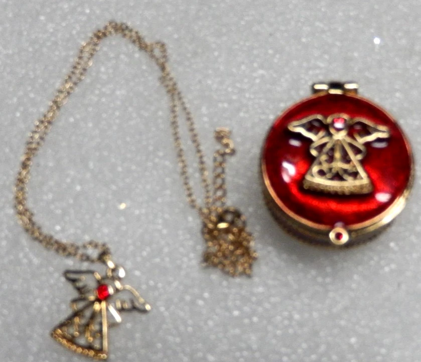 美丽的红色天使项链和匹配珍珠衬里保护壳全新带盒! — 第 1/1 张图片