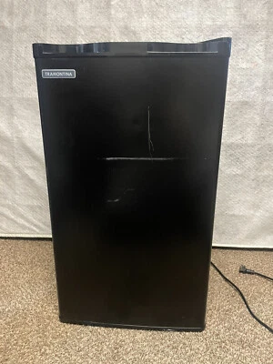 Mini geladeira Tramontina 3,2 pés cúbicos, preta, (usada) - Imagem 1 de 4