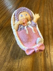 Vintage 1980er Cabbage Patch Kids CPK Baby im Stubenwagen Mini Puppe Figurine - Bild 1 von 12
