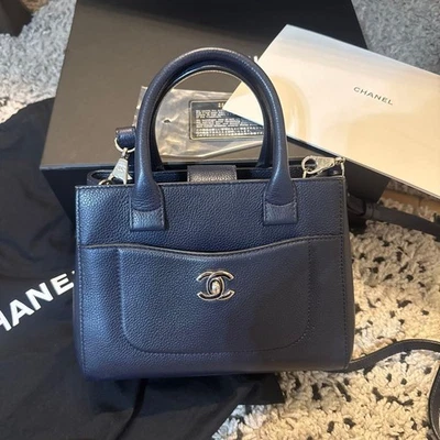 Bolso de Mano Ejecutivo Chanel Cuero Azul Marino Usado con Caja y Certificado Foto 1 de 4