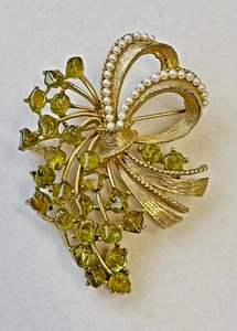 Vintage Peridot Chips And Pearls Bouquet Brooch Pin In Gold Tone Setting - Picture 1 of 6