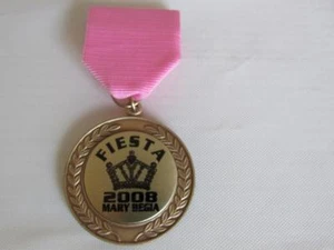 Nuevo de lote antiguo San Antonio Texas Fiesta Day Festival 2008 Medalla Pin CORONA Mary Begia Rosa - Imagen 1 de 5