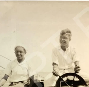 Foto antica anni '20 BELLI GIOVANI NERD MARINAI GENTLEMEN BARCA OCCHIALI OCEANO - Foto 1 di 4