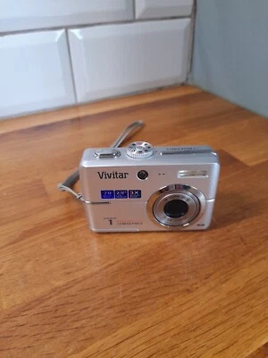 Vivitar ViviCam 7310 7mp 3 x optical zoon camera And Case  - Image 1 of 4