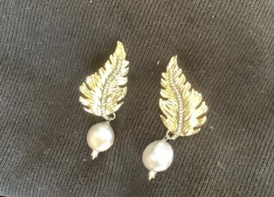 Pendientes Alexis Bittar tono dorado de perlas y diamantes de imitación Foto 1 de 4