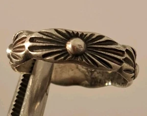 Anello fascia nativi americani sud-ovest argento sterling timbrato a mano misura 9,5 - Foto 1 di 5