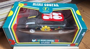 Hippy Mini Cooper 1/18 Scale Die Cast. Foxtons London Green #004 New Boxed - Picture 1 of 3