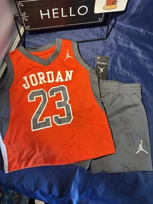 全新带标签 Jordan 学步儿童 男孩 2T 球衣 #23 & 短裤 2 件套橙色灰色篮球 — 第 1/4 张图片