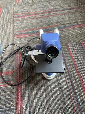 Microscópio monocular Boreal 2. Objetivas: 4x, 10x, 40x, 100x. - Imagem 1 de 4