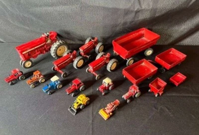 16 Vtg Toy Tractors & Hay Wagon: International Harvester, Ford, Caterpillar ERTL - Image 1 of 4