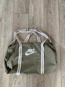 Nike Duffel Bag Holdall Sports Gym White Light Olive Green Excellent Condition - Picture 1 of 17
