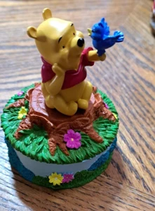 RARO VINTAGE WINNIE THE POOH RESINA BARATIJA CAJA SOSTENIENDO PÁJARO AZUL - Imagen 1 de 11
