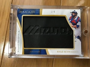 KYLE SCHWARBER 2017 PANINI FIELDING GUANTE TARJETA LOGOTIPO MIZUNO LIMITADO/4 RARO - Imagen 1 de 2