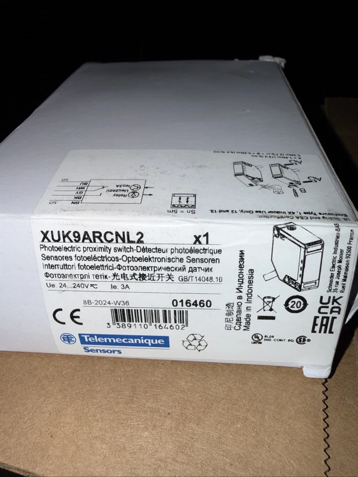 New Genuine Telemecanique XUK9ARCNL2 24-240V~ Photoelectric Sensor - Image 1 of 4