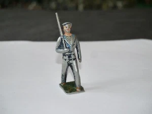 FIGURINE EN ALU MILITAIRE MARIN AU DÉFILÉ FUSIL ÉPAULE ALU 29 - Picture 1 of 1