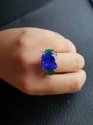 Hermoso anillo transparente de tres piedras preciosas y esmeraldas con centro de tanzanita de 16 quilates Foto 1 de 4