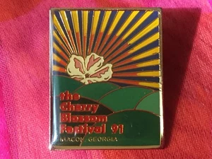 Alfiler de solapa conmemorativo Macon GA 1991 flor de cerezo - Imagen 1 de 3