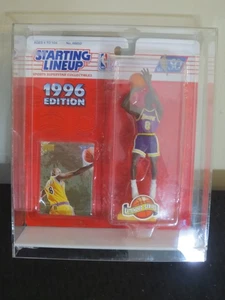 1996 Kobe Bryant LA Lakers Rookie Startaufstellung im Acrylkoffer - Bild 1 von 3