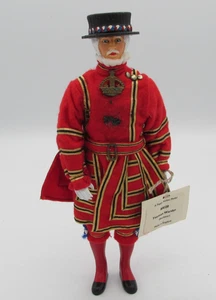 Yeoman Warder (Beefeater) B330, Peggy Nisbet Costume Bambola e Stand Made in England - Foto 1 di 6