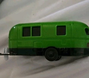 Maisto Tow and Go Green Travel Camper Trailer - Picture 1 of 3