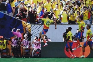 Football -Daniel Munoz - Hand Signed 12x8 Inch Photograph - Colombia - COA - Picture 1 of 1