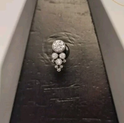 Pendiente de bolas de circonita cúbica transparente y titanio hélice lóbulo plano perno perforador Foto 1 de 2