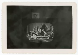 GALLEGGIANTE PARATA CIOTOLA ROSA NUOVO ANNO su schermo tv vintage anni 50 foto astratta - Foto 1 di 1